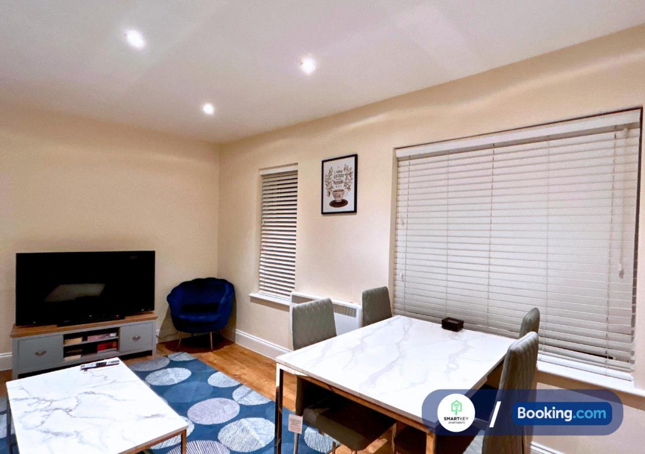 Stylish 1 Bedroom Flat With Free Parking Woking Exterior photo